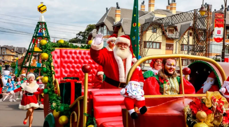 O tradicional evento natalino da Serra Gaúcha teve início nesta quinta-feira (24) e trouxe de volta o aguardado Grande Desfile de Gramado Natal Luz às ruas do centro de Gramado.