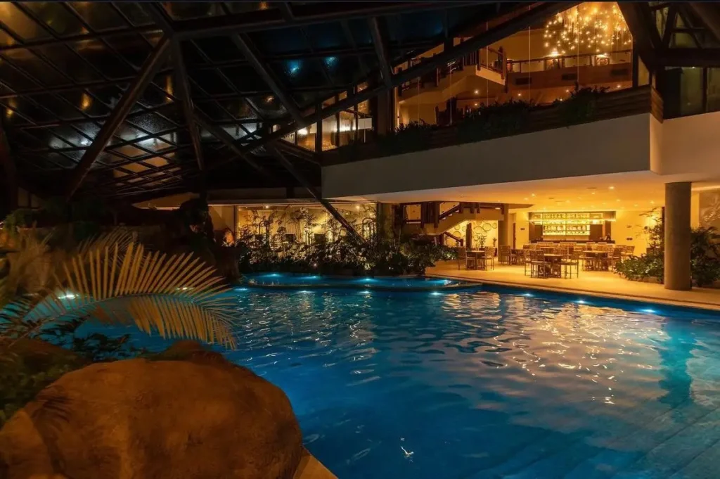 Área externa com piscina aquecida do resort. Imagem: @benditocacaoresort