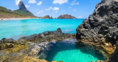 Fernando de Noronha, um arquipélago deslumbrante localizado no nordeste do Brasil, é um dos destinos mais fascinantes do país.