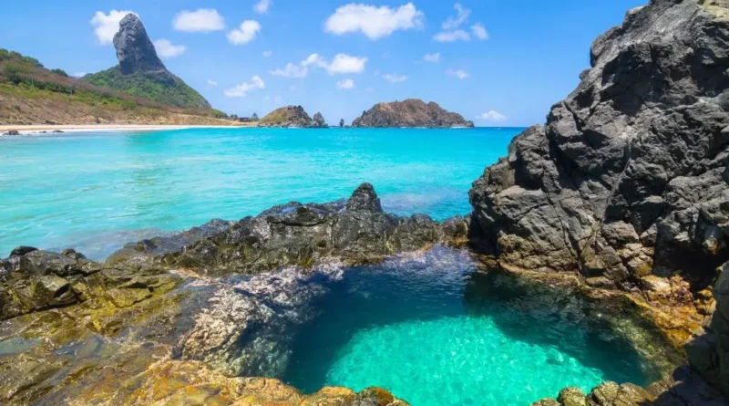 Fernando de Noronha, um arquipélago deslumbrante localizado no nordeste do Brasil, é um dos destinos mais fascinantes do país.