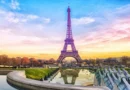 Paris, a capital da França, é um destino que exala charme e elegância em cada esquina. Conhecida como a Cidade Luz, Paris atrai milhões de turistas anualmente, encantando-os com sua rica história, arquitetura deslumbrante e cultura vibrante.